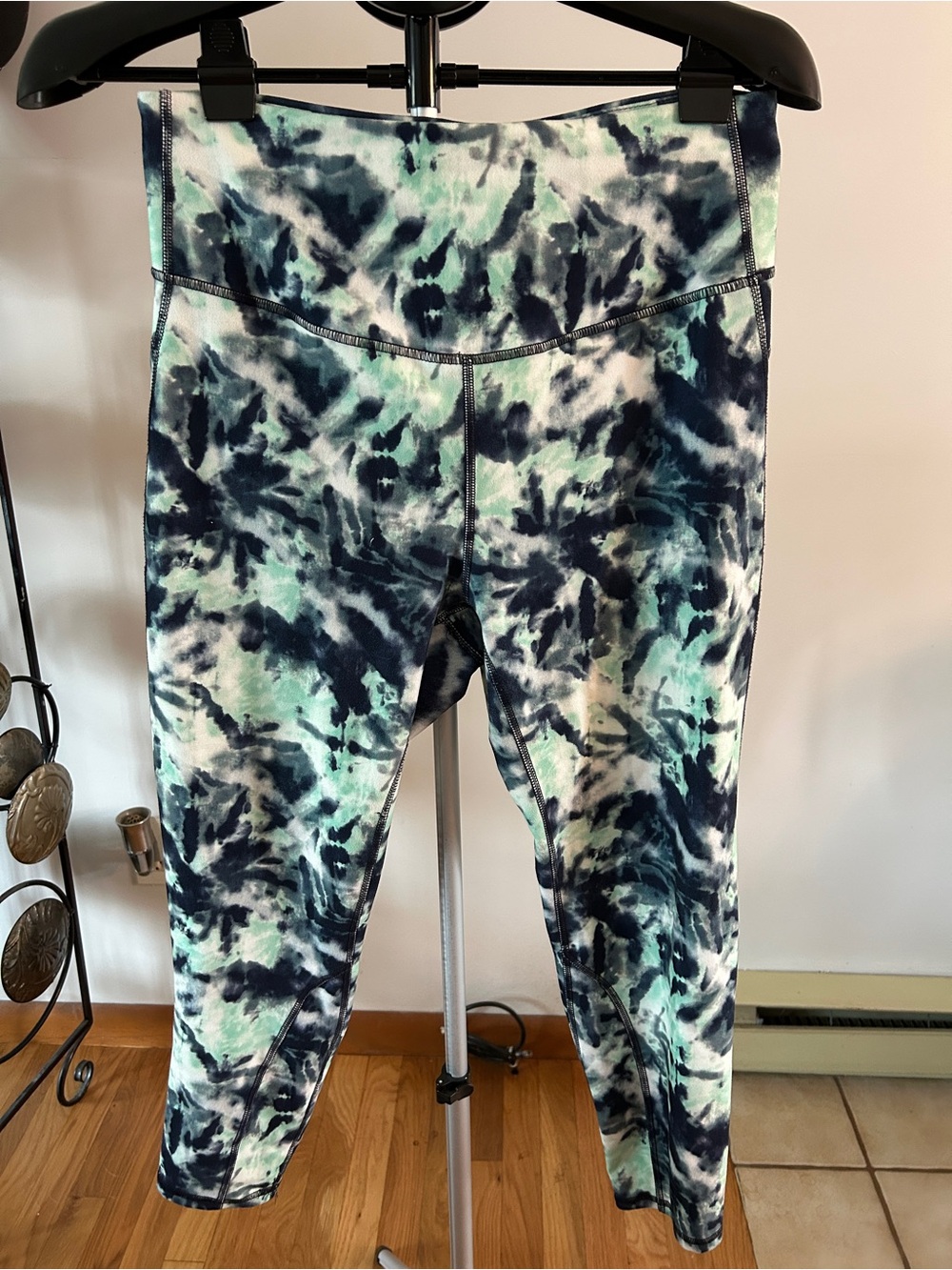 Marika Tie-Dye Capri Leggings in Navy & Mint